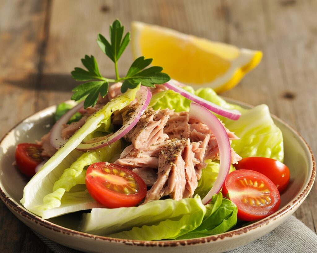 Quick tuna salad with cherry tomatoes and olives